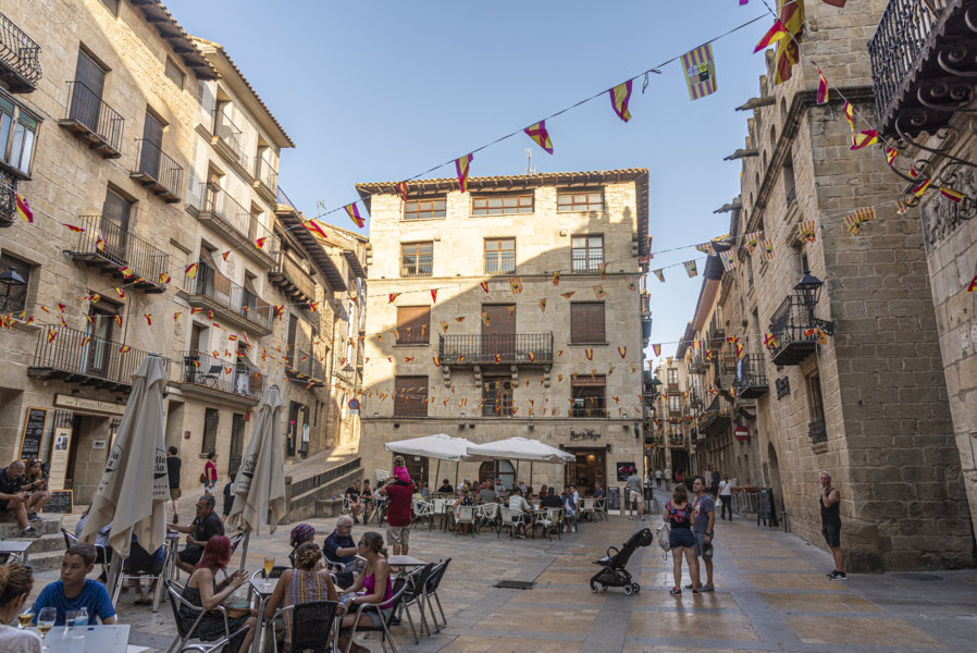 Teruel - Valderrobres 13 - plaza de España.jpg